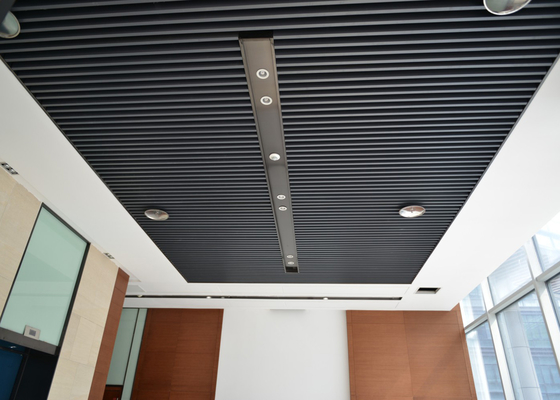 Le mattonelle del soffitto della lega di alluminio dell'artista/il soffitto commerciali dello schermo metropolitana del quadrato piastrellano impermeabile